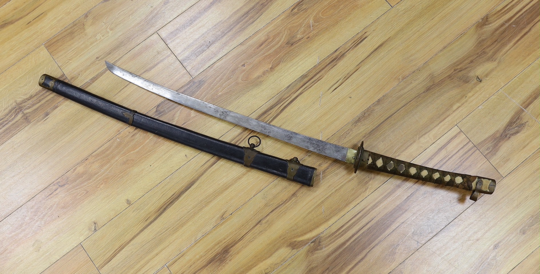 A Japanese katana, possibly a theatrical prop, 101 cms long